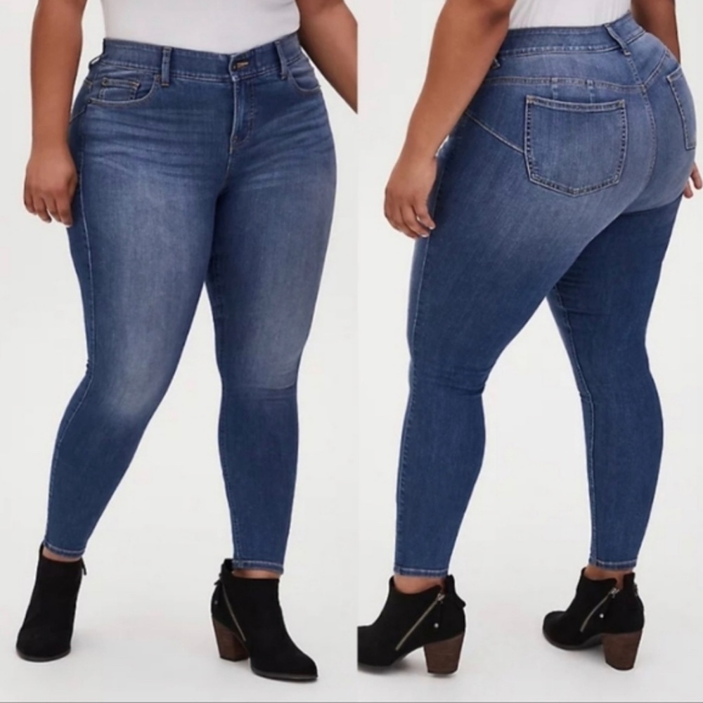 Torrid Bombshell Skinny Jeans 22 medium wash Premium Stretch flattering